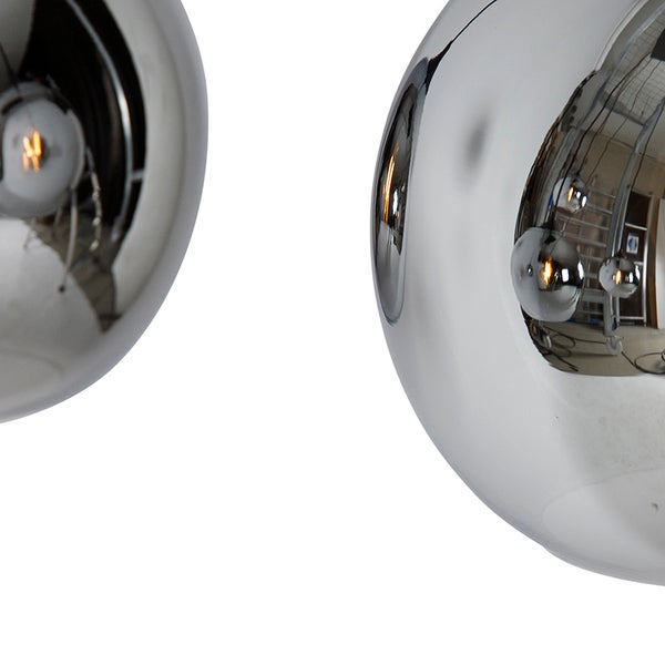 Zwei Chromfarbene Kugelleuchten im Detail