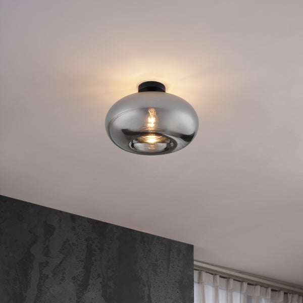 Deckenleuchte mit Glasschirm im Raum montiert