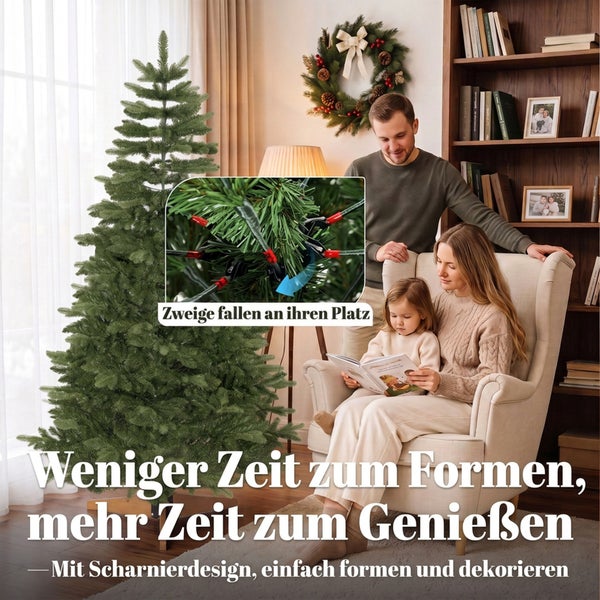Familie im Wohnzimmer neben einem künstlichen Weihnachtsbaum mit Klappmechanismus der das automatische Ausrichten der Zweige zeigt