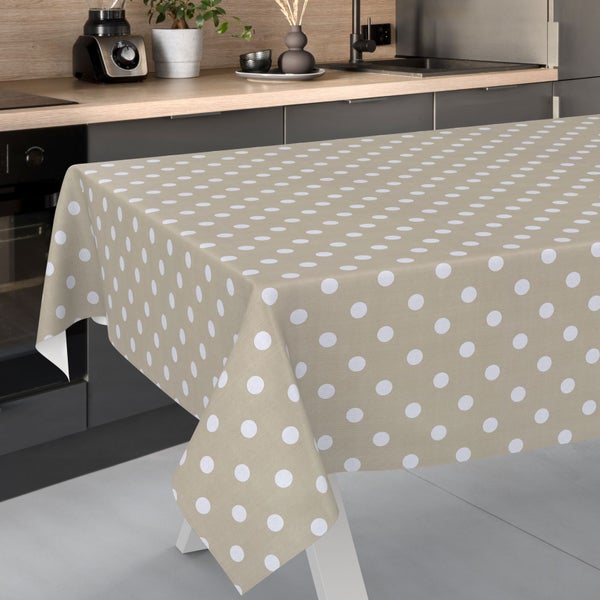 Beige Tischdecke mit weißen Punkten in einer hellen, organisierten Küche mit Arbeitsplatte in Holzoptik und schwarzen Küchengeräten.