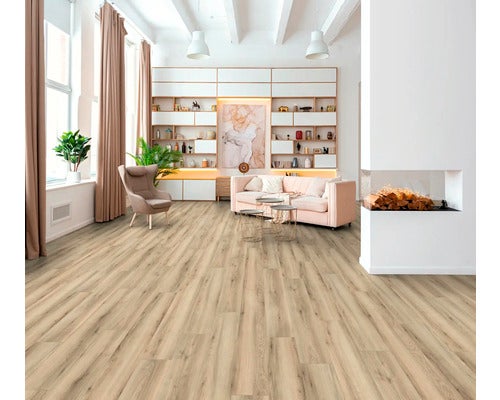 Heller Wohnraum mit Laminatboden in Holzoptik, Sofa und Kamin.