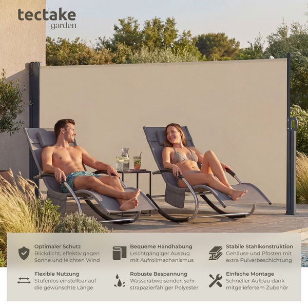 tectake garden Logo. Beige Seitenmarkise als Sichtschutz auf einer Terrasse mit zwei Personen auf Sonnenliegen, stabil und wetterfest.