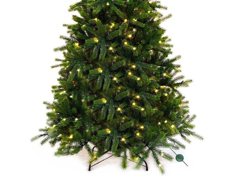 Künstlicher Weihnachtsbaum mit integrierter LED Beleuchtung auf einem Metallständer für eine weihnachtliche Dekoration.