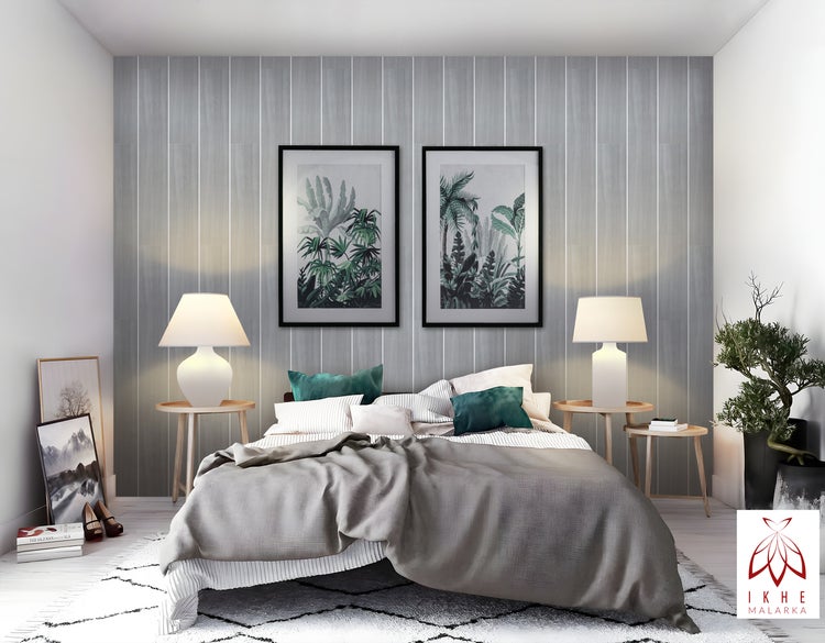 Modernes Schlafzimmer mit grauer Wandverkleidung in Holzoptik, botanischen Bildern, Bett mit grauer Decke und Nachttischlampen. IKHE MALARKA Logo.