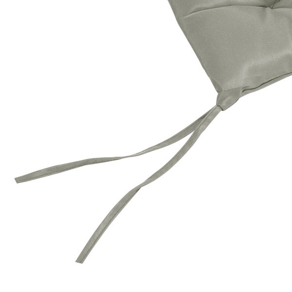 Detailansicht einer grauen Stuhlauflage mit Bindebändern zur Befestigung am Stuhl.