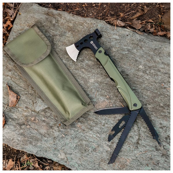Multitool-Axt mit Dönges Logo, Hammer, Säge, Messer und Flaschenöffner sowie Textiltasche auf einer Steinfläche.