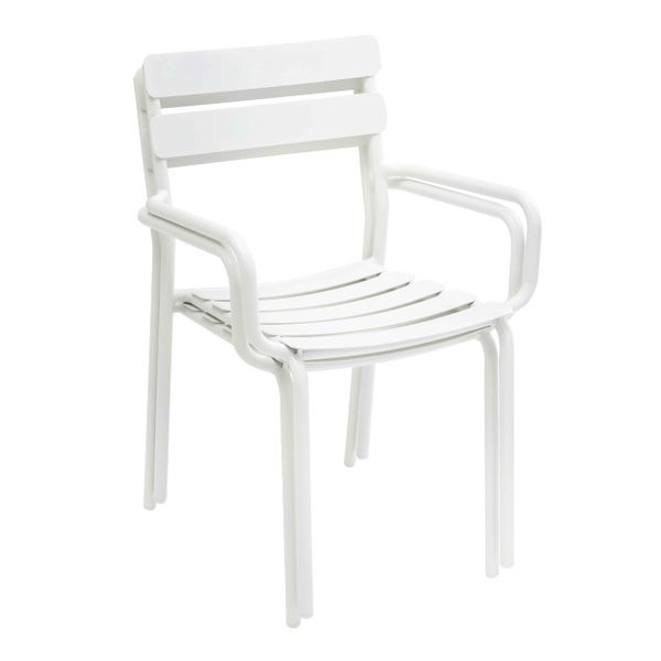 Gartenstuhl aus Metall mit Armlehnen, weiß, mit Lattenrost-Sitzfläche und Rückenlehne. Oviala Logo.