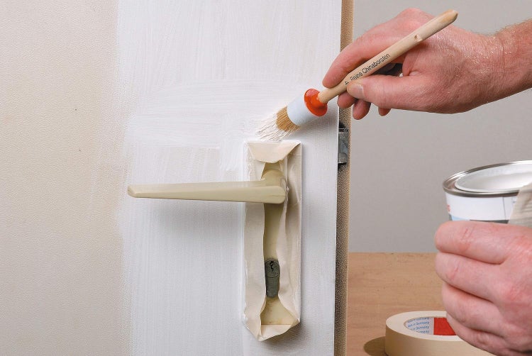 Tapetenrolle mit Punktmuster und Farbpalette sowie Pinsel