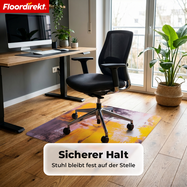 Floordirekt Logo. Bodenschutzmatte mit abstraktem Muster unter einem Bürostuhl in einem hellen Arbeitszimmer mit Holzboden.