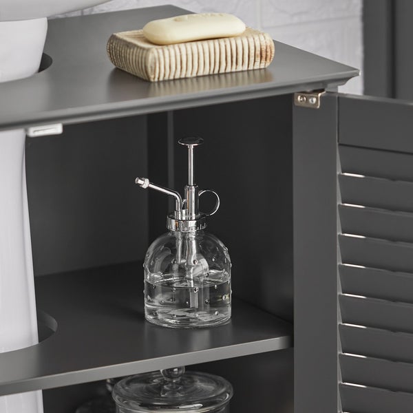 Detailaufnahme eines Badezimmerschranks mit Glasflasche und Seife