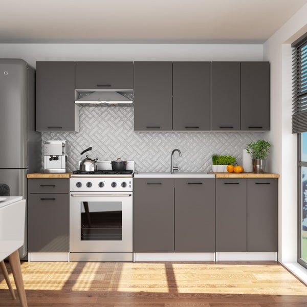 Küchenzeile mit Hängeschränken, Spüle, Herd, Kühlschrank und Küchengeräten