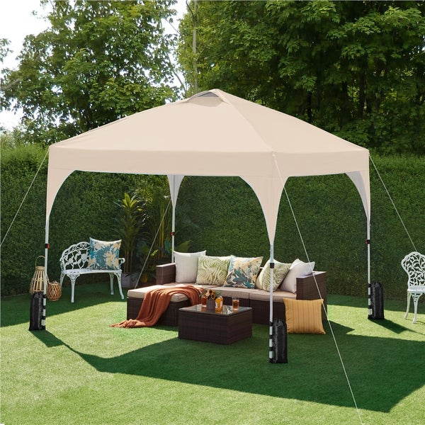 Gartenszene mit Pavillon, Gartenmöbeln und dekorativen Elementen