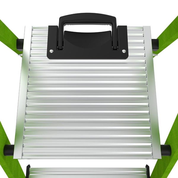 Aluminium Trittfläche einer Haushaltsleiter mit geriffelter Struktur und Tragegriff.