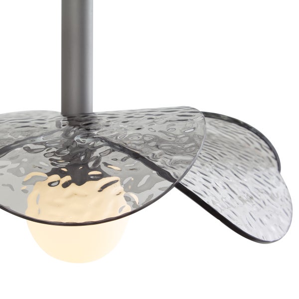 Moderne Deckenleuchte mit blütenförmigem Glasschirm und integriertem Leuchtmittel.