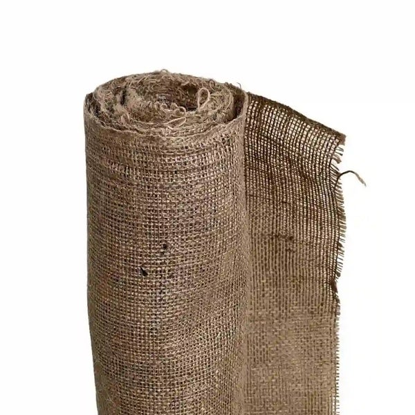 Eine Rolle Jute Gewebe aus Naturfasern für Gartenbau und Dekoration.