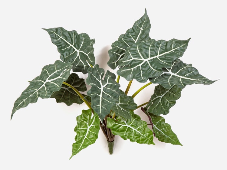 Künstliche Hortensie als Zweig mit grünen und purpurfarbenen Blüten sowie grünen Blättern