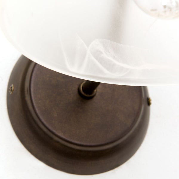Wandleuchte mit metallischem Sockel und satiniertem Glasschirm im Detail