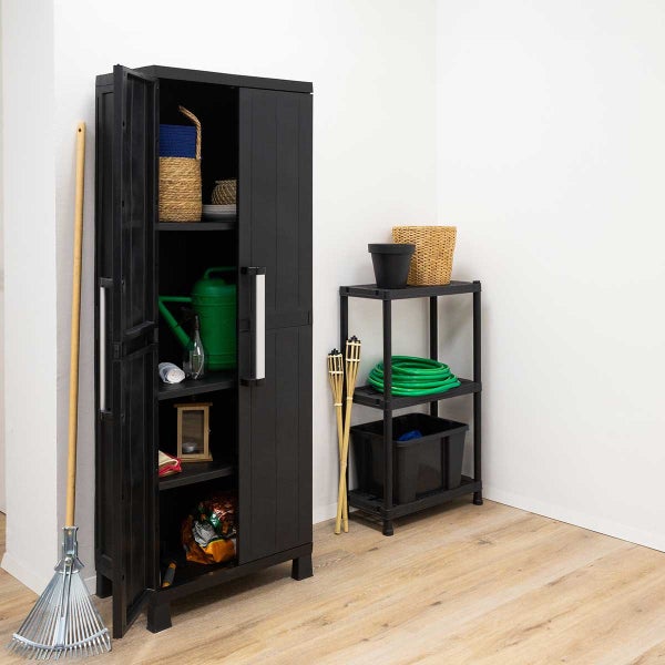 Schwarzer Gartenschrank mit geöffneter Tür, Gartengeräte und Regal mit Gartenzubehör