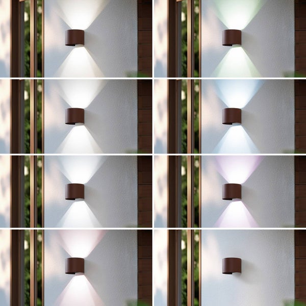 Wandleuchte für den Außenbereich mit Up-and-Down-Beleuchtung in verschiedenen Lichtfarben an einer strukturierten Fassade.