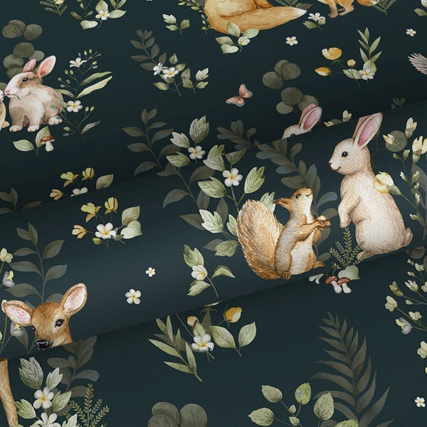 Tapete mit Aquarell-Illustrationen von Waldtieren wie Hasen, Eichhörnchen und Rehen sowie Blumen und Blättern.