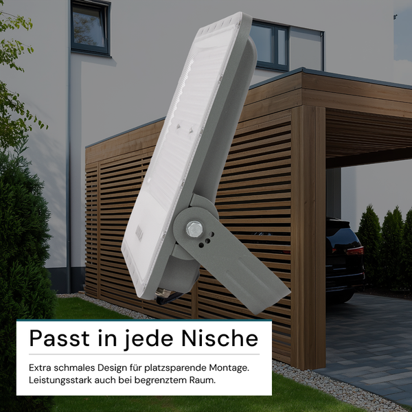 Grauer LED-Strahler zur Außenbeleuchtung vor Haus und Carport