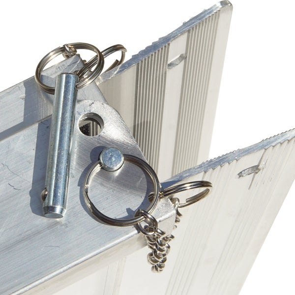 Detailansicht einer Aluminiumleiter mit Verriegelungsbolzen