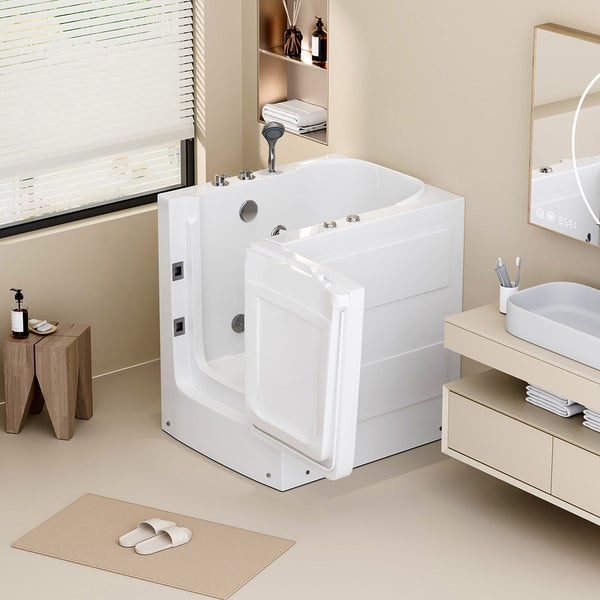 Modernes, helles Badezimmer mit weißer Sitzbadewanne mit Tür, barrierefreier Einstieg, inklusive Armaturen, Waschtisch und organisierter Atmosphäre.