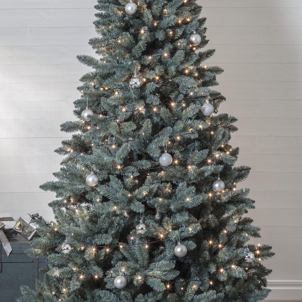 Dekorierter Weihnachtsbaum mit Lichterkette für den Außenbereich