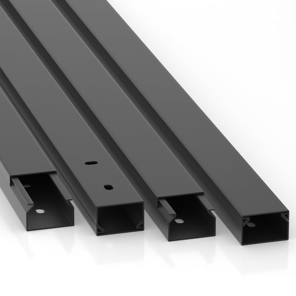 Vier schwarze Kabelkanäle in verschiedenen Ausführungen.