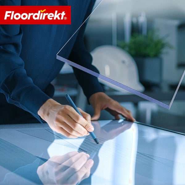 Floordirekt Logo. Person schreibt mit einem Stift auf eine transparente Kunststoffunterlage in einer hellen Büroumgebung.