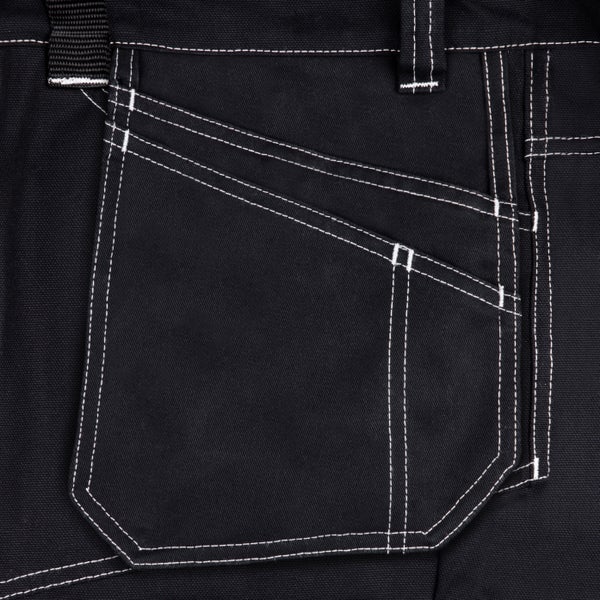 Detailaufnahme einer schwarzen Arbeitshose mit Tasche und weißen Nähten