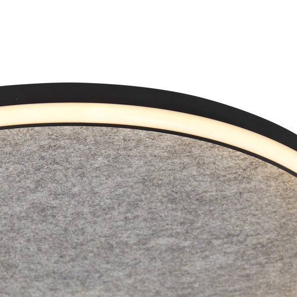 Detailaufnahme einer Deckenleuchte mit Filzschirm und umlaufendem Lichtelement