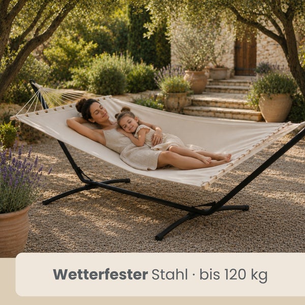 Hängematte mit wetterfestem Stahlgestell in einem Garten, belastbar bis 120 Kilogramm, Frau und Kind liegen in der Hängematte.