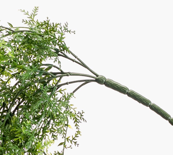 Künstliche Pflanze mit gegliedertem Stiel und fein verzweigtem Blattwerk aus Kunststoff.