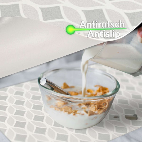 Rutschfestes Tischset mit geometrischem Rautenmuster, eine Schüssel Müsli wird in einer hellen und organisierten Umgebung mit Milch befüllt.