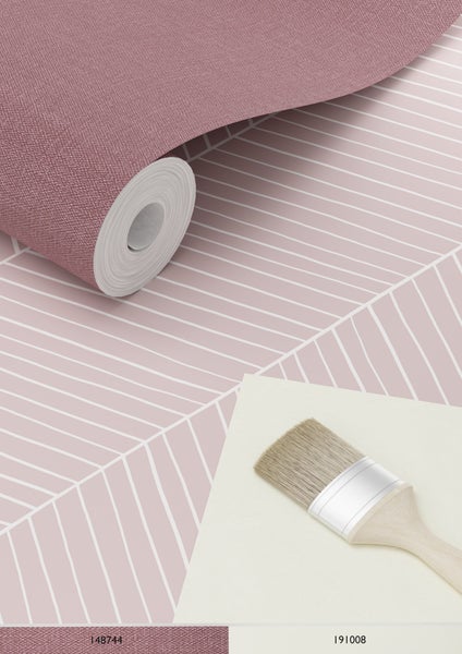 Tapetenrolle mit abstraktem Muster und ein Pinsel