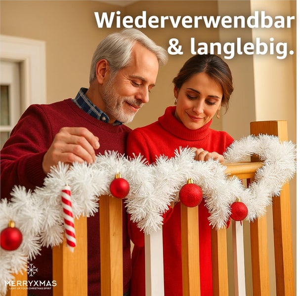 Ein Paar dekoriert ein Treppengeländer mit einer weißen Lametta-Girlande, roten Weihnachtskugeln und einer Zuckerstange; die Botschaft lautet: Wiederverwendbar und langlebig.