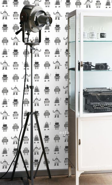 Raum mit Robotertapete, Filmleuchte und Vitrinenschrank