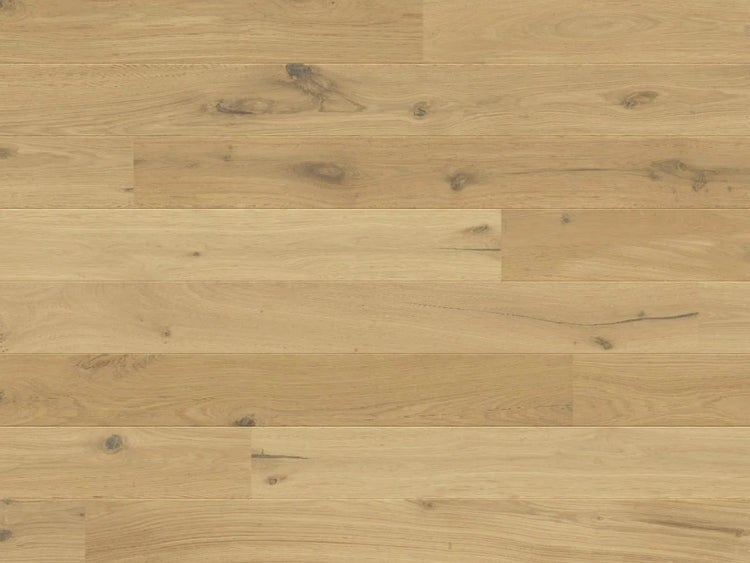 Nahaufnahme von Bodenpaneelen in Eichenoptik mit natürlicher Holzmaserung und Ästen.