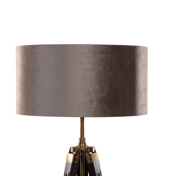 Tischleuchte mit zylindrischem Schirm aus grauem Samt und Stativfuß aus dunklem Holz und Messing.