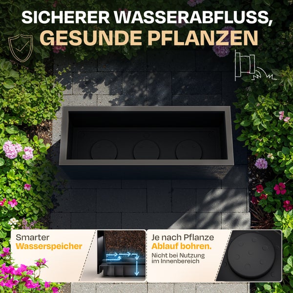 Rechteckiger Blumenkasten mit integriertem Wasserspeicher und Hinweisen zu Entwässerungsöffnungen für gesunde Pflanzen, auf Gartenplatten platziert.