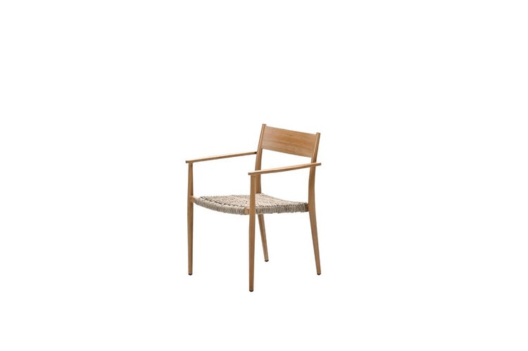 Holzstuhl mit Armlehnen und einer Sitzfläche aus geflochtenem Seil.
