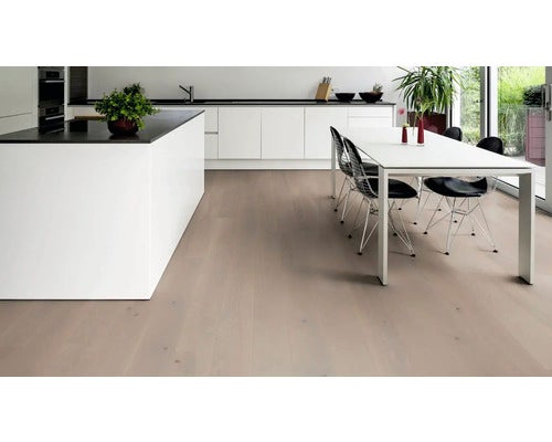 Heller Holzboden in einer modernen Küche mit Kochinsel und Esstisch.