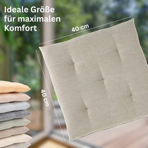 Quadratisches, fein gestreiftes Sitzkissen mit den Maßen 40 mal 40 Zentimeter für Gartenmöbel.