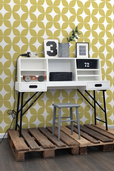 Dekorative Szene mit Schreibtisch, Hocker und Wandtapete im Retrodesign.