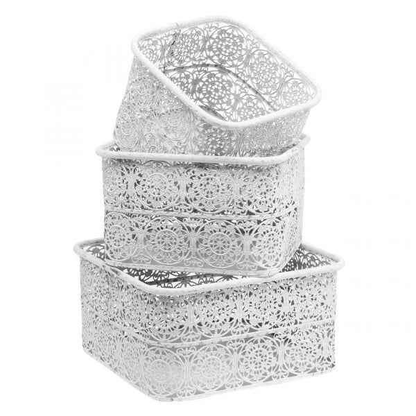Drei dekorative Metallkörbe mit Lochmuster gestapelt