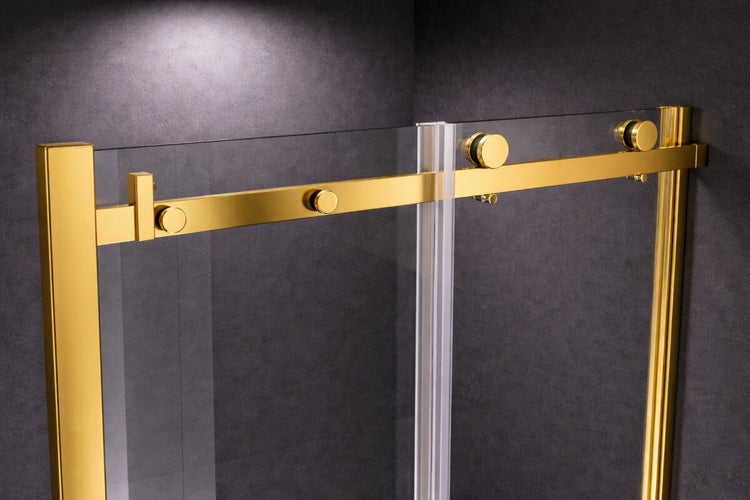 Duschabtrennung mit Schiebetür aus Glas und goldfarbenen Beschlägen.