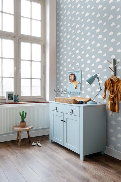 Kinderzimmer mit Wickelkommode, Wolkentapete und Dekorationen.