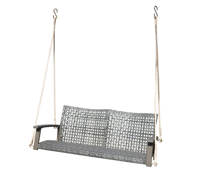 Hängende Gartenbank aus grauem Polyrattan mit Armlehnen und beigefarbenen Seilen mit Haken.