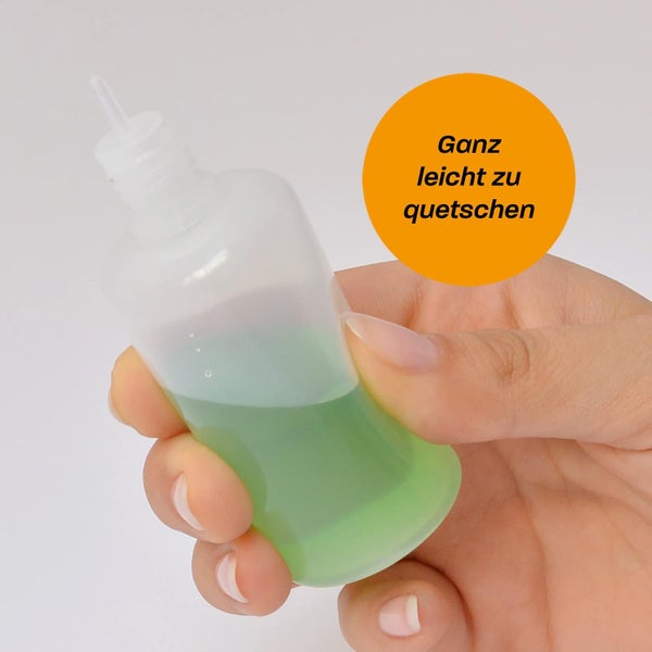 Hand drückt eine flexible, transparente Kunststoffflasche mit grüner Flüssigkeit zusammen, um die leichte Handhabung zu zeigen.